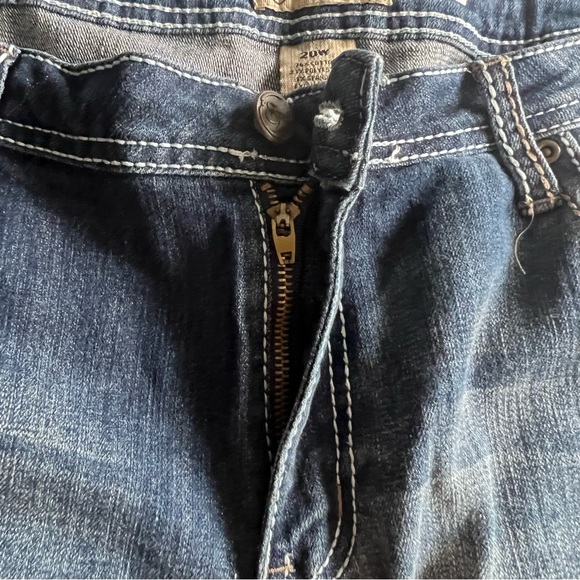 Earl Jean plus size jean shorts in medium dark denim with stretch + full pockets - Picture 8 of 12